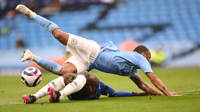 FOTO: Tekuk Manchester City 2-1, Chelsea Pastikan Perebutan Gelar Juara Liga Inggris Belum Berakhir - Raheem Sterling; Kurt Zouma