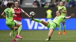 Pemain Wolfsburg, Jill Roord berusaha mengontrol bola pada laga leg pertama semifinal Liga Champions Wanita 2022/2023 melawan Arsenal di Volkswagen Arena, Wolfsburg, Jerman, Minggu (23/04/2023). Laga berakhir dengan skor 2-2. (AP Photo/Martin Meissner)
