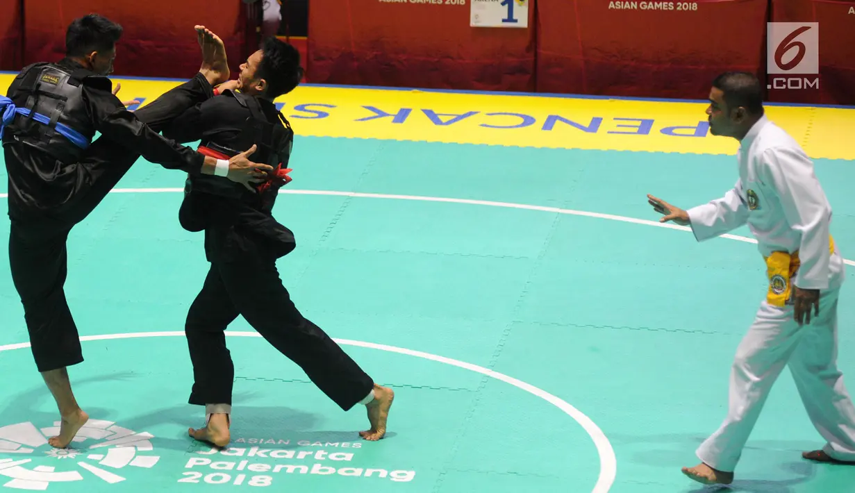 Pesilat Indonesia, Komang Harik Adi Putra (merah) melawan Mohd Al Jufferi Jamari (biru) asal Malaysia di final Kelas E Putra Asian Games 2018, Jakarta, Senin (27/8). Komang dinyatakan menang teknik atas Mohd Al Jufferi Jamari. (Merdeka.com/Arie Basuki)