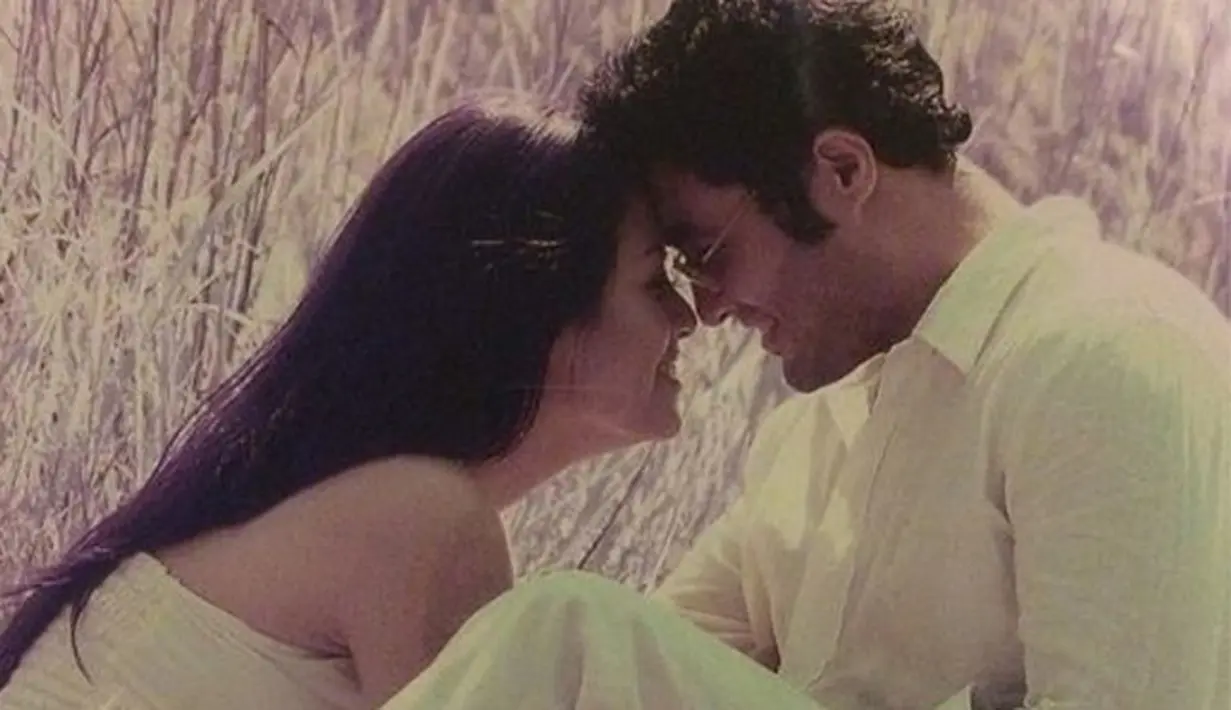 Saat menjadi juri salah satu majalah, Surya Saputra akan dikenalkan dengan seseorang. Endang perempuan yang menjanjikan Surya, untuk mengenalkan pada personel Be3 saat berada di Balai Sarbini. (Instagram/cynthia_lamusu)