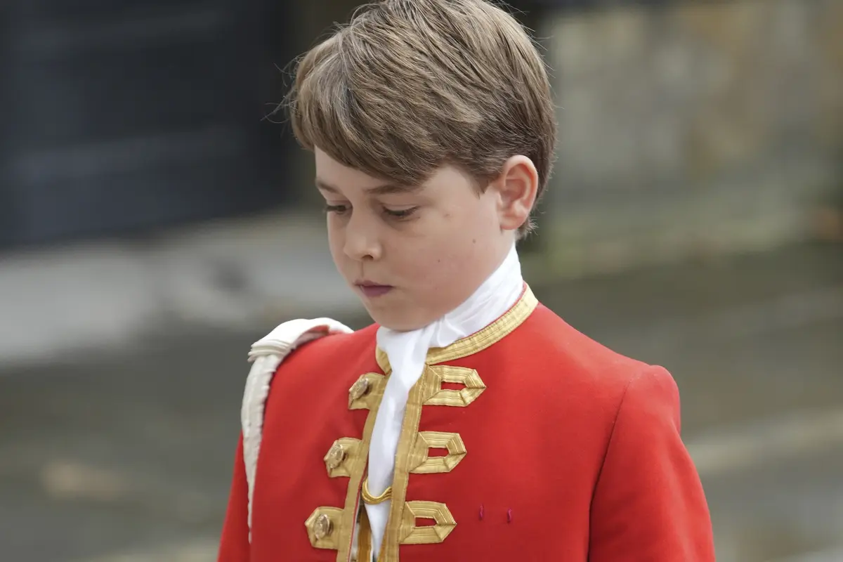 Tampannya Pangeran George Jadi Pendamping Raja Charles di Upacara Penobatan