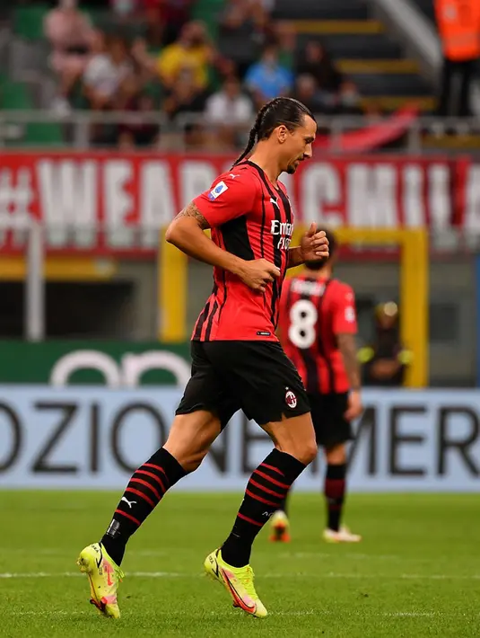 Pemain AC Milan Zlatan Ibrahimovic berlari ke lapangan saat melawan Lazio pada pertandingan Serie A Liga Italia di Stadion San Siro, Milan, Italia, Minggu (12/9/2021). Ibrahimovic tampil dengan tatanan rambut baru saat AC Milan mengalahkan Lazio 2-0. (ISABELLA BONOTTO/AFP)