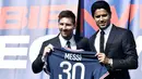Mampu mendatangkan pemain sekelas Neymar dan Lionel Messi jelas merupakan bukti betapa melimpahnya kekayaan dari bos Paris Saint-Germain. Total kekayaan Nasser Al-Khelaifi mencapai 223 miliar pounds atau setara Rp419,7 triliun. (AFP/Stepahnie De Sakutin)