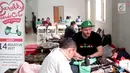 Chief Marketing Officer GO-JEK Indonesia, Piotr Jakubowksi ‎mendampingi salah satu mitra driver GO-JEK yang tengah melakukan kegiatan donor darah yang digelar di Kantor operasional GO-JEK, Jakarta, Senin (14/8). (Liputan6.com/Pool)