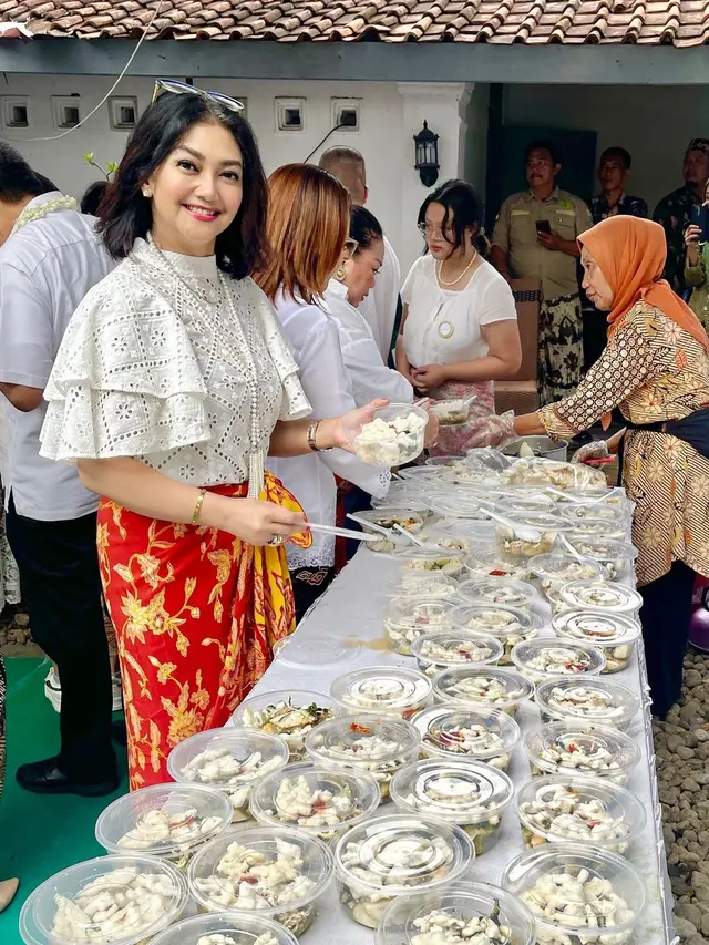Potret Bella Saphira Cicipi Kuliner Tradisional di Keraton Kasepuhan Cirebon, Foto Bareng Kanjeng Ratu