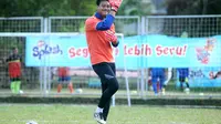 Sosok humoris Kurnia Meiga dirindukan rekan satu tim di Arema. (Bola.com/Iwan Setiawan)