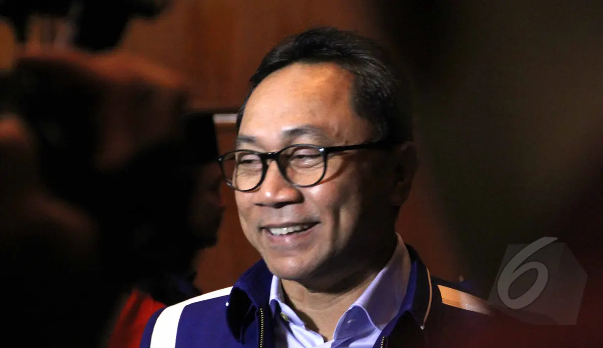 Ketua Umum PAN Zulkifli Hasan, menjawab pertanyaan wartawan seusai penutupan Rakernas I DPP PAN, di Jakarta, Kamis (7/5/2015). Rakernas tersebut membahas mengenai konsolidasi persiapan pemilihan kepala daerah serentak 2015. (Liputan6.com/Helmi Afandi)