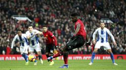 Gelandang Manchester United, Paul Pogba, mencetak gol melalui tendangan penalti pada laga Premier League di Stadion Old Trafford, Sabtu (19/1). Manchester United menang 2-1 atas Brighton and Hove Albion. (AP/Martin Rickett)