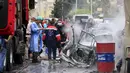 Sebuah ledakan menghantam Kota Sidon, sebelah selatan Lebanon, Selasa (12/4). Ledakan tersebut menewaskan pejabat dari gerakan Fatah, Fethi Zeydan, yang bertanggung jawab atas kamp Mieh Mieh yang ditempati warga Palestina di Sidon. (REUTERS/Ali Hashisho)