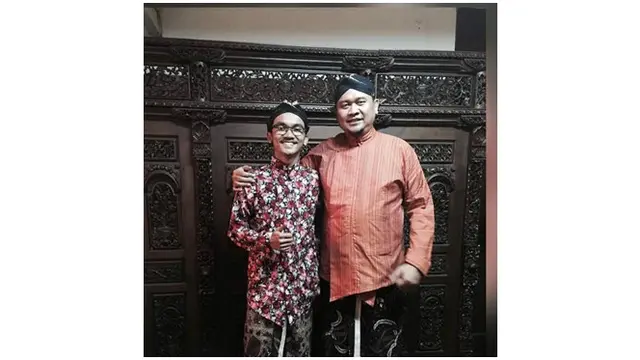 Potret Cak Lontong dan anak sulungnya saat memakai baju tradisional Jawa, kompak banget.