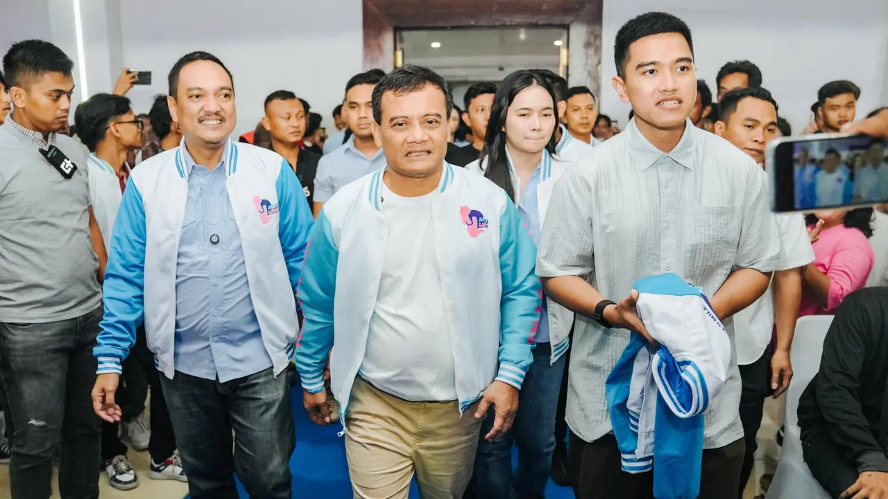 Ketua Umum Partai Solidaritas Indonesia (PSI), Kaesang Pangarep bersama calon gubernur Jateng Ahmad Luthfi.