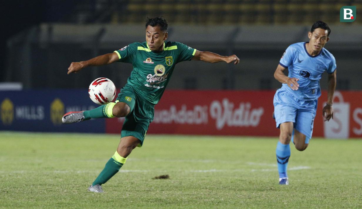 Striker Persebaya Surabaya, Samsul Arif Munip menendang bola ke gawang Persela Lamongan dalam laga Grup C Piala Menpora 2021 di Stadion Si Jalak Harupat, Bandung, Sabtu (3/4/2021). (Bola.com/Ikhwan Yanuar)