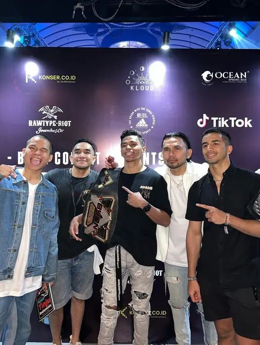 Jekson sukses tiga kali menumbangkan sang petinju dari Binjai. Alhasil ia menang TKO dari Paris. [Instagram @kkajhe]