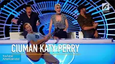 Katy Perry mencium kontestan ajang pencarian bakat, Benjamin Glaze.