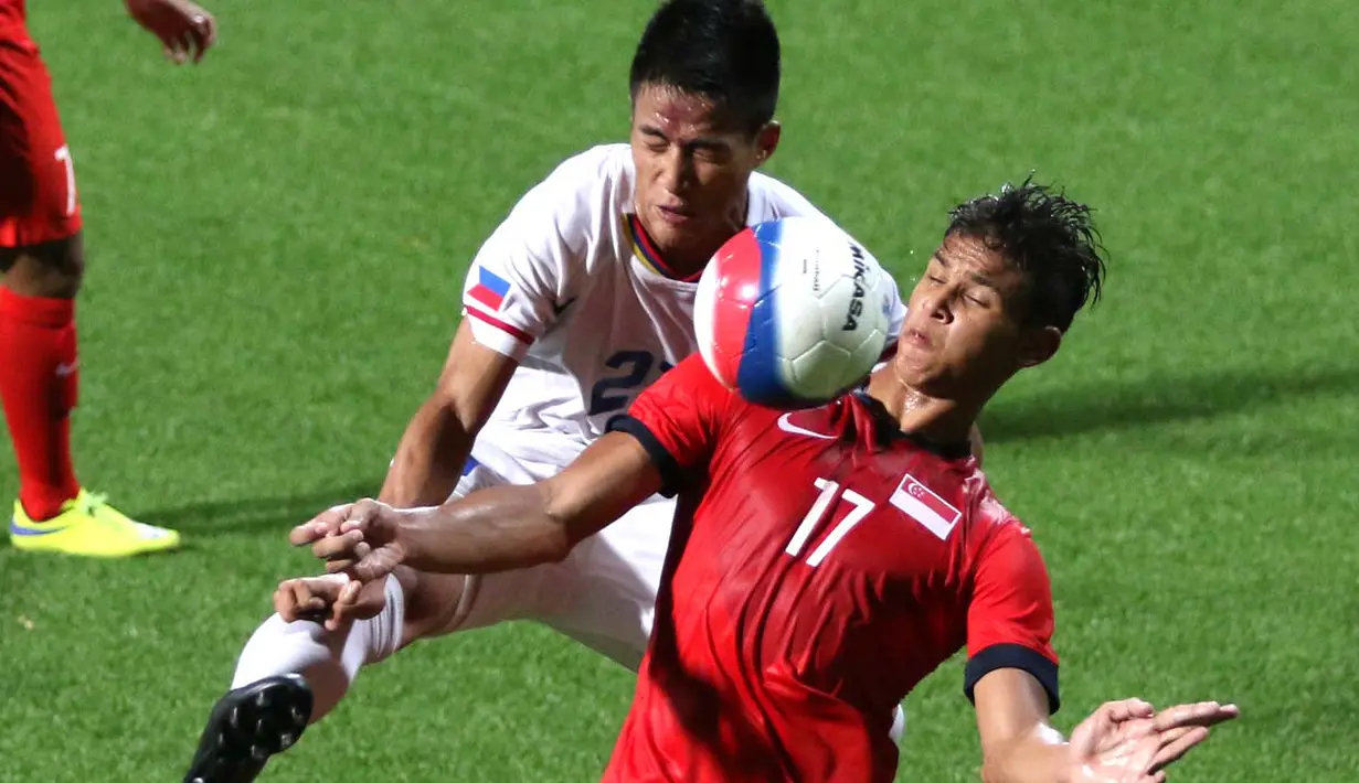 Pemain Singapura, Irfan Fandi Ahmad (kanan) berebut bola dengan pemain Filipina, Shirmar Felongco. (Bola.com/Arief Bagus)