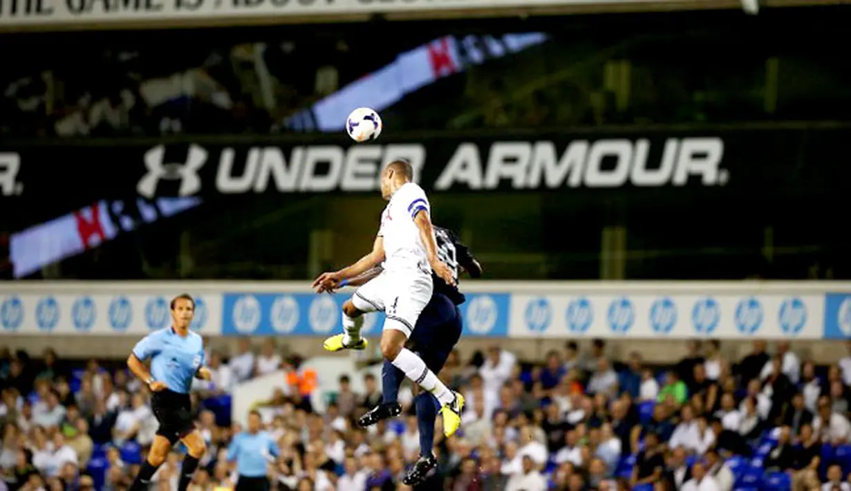 Younes Kaboul duel di udara dengan Vouho Pada play-off Liga Europa antara Tottenham Hotspur dan Dinamo Tbilisi di White Hart Lane di London utara (30/08/2013). (AFP/Adrian Dennis)