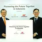 CEO Hanwha Life Insurance Co., Ltd, Yeo Seung Joo (kiri) bersama CEO PT Multipolar Tbk, Adrian Suherman (kanan) dalam acara penandatanganan MoU Hanwha Life dan Lippo Group di Jakarta (16/11/2022).