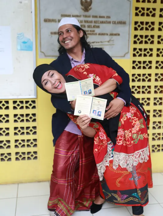 Tepat pukul 09.05 WIB, Ria Irawan resmi dipersunting Mayky Wongkar. Keduanya resmi menikah di Kantor Urusan Agama, Lebak Bulus Jakarta Selatan. (Adrian Putra/Bintang.com)