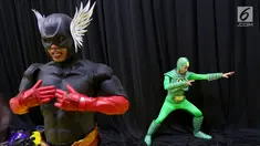 Dua orang cosplayer dengan baju superhero ketika beraksi pada acara  Festival Popcon Asia 2017 di JCC, Jakarta, Minggu (6/8). Kegiatan ini menampilkan karya pelaku industri film, animasi, komik hingga game. (Liputan6.com/Fery Pradolo)