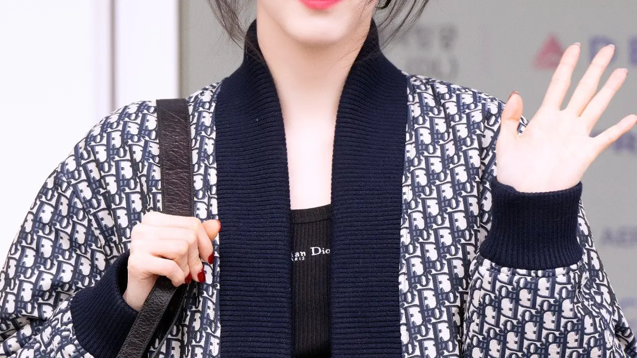 Adu Gaya Airport Look Serba Dior dari Han So Hee, Apo Nattawin, dan Mile Phakphum