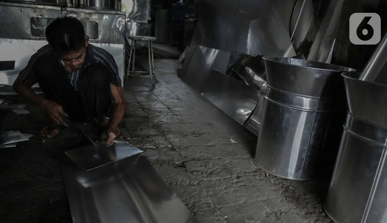 Perajin menyelesaikan pembuatan perabot dapur di Jalan Dewi Sartika, Cawang, Jakarta, Minggu (17/12/2019). Kawasan yang dulunya terkenal sebagai sentra industri pembuatan kompor minyak di Jakarta itu sekarang telah beralih menjadi perajin perabot dapur. (Liputan6.com/Faizal Fanani)