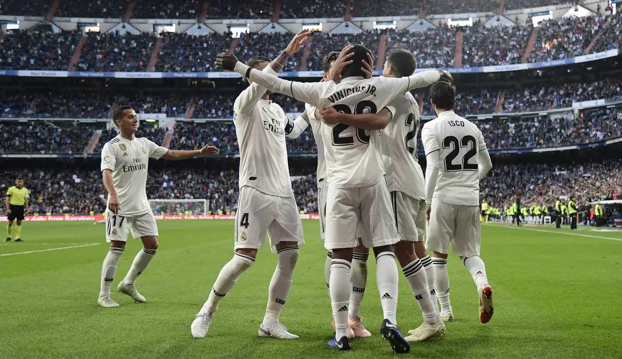 Para pemain Real Madrid merayakan kemenangan atas Real Valladolid pada laga La Liga Spanyol di Stadion Santiago Bernabeu, Madrid, Sabtu (3/11). Madrid menang 2-0 atas Valladolid. (AFP/Javier Soriano)