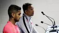 Pelatih Singapura, Fandi Ahmad, memberikan keterangan saat jumpa pers jelang laga Piala AFF 2018 di Stadion Nasional, Singapura, Kamis (8/11). Timnas akan berhadapan dengan Singapura. (Bola.com/M. Iqbal Ichsan)