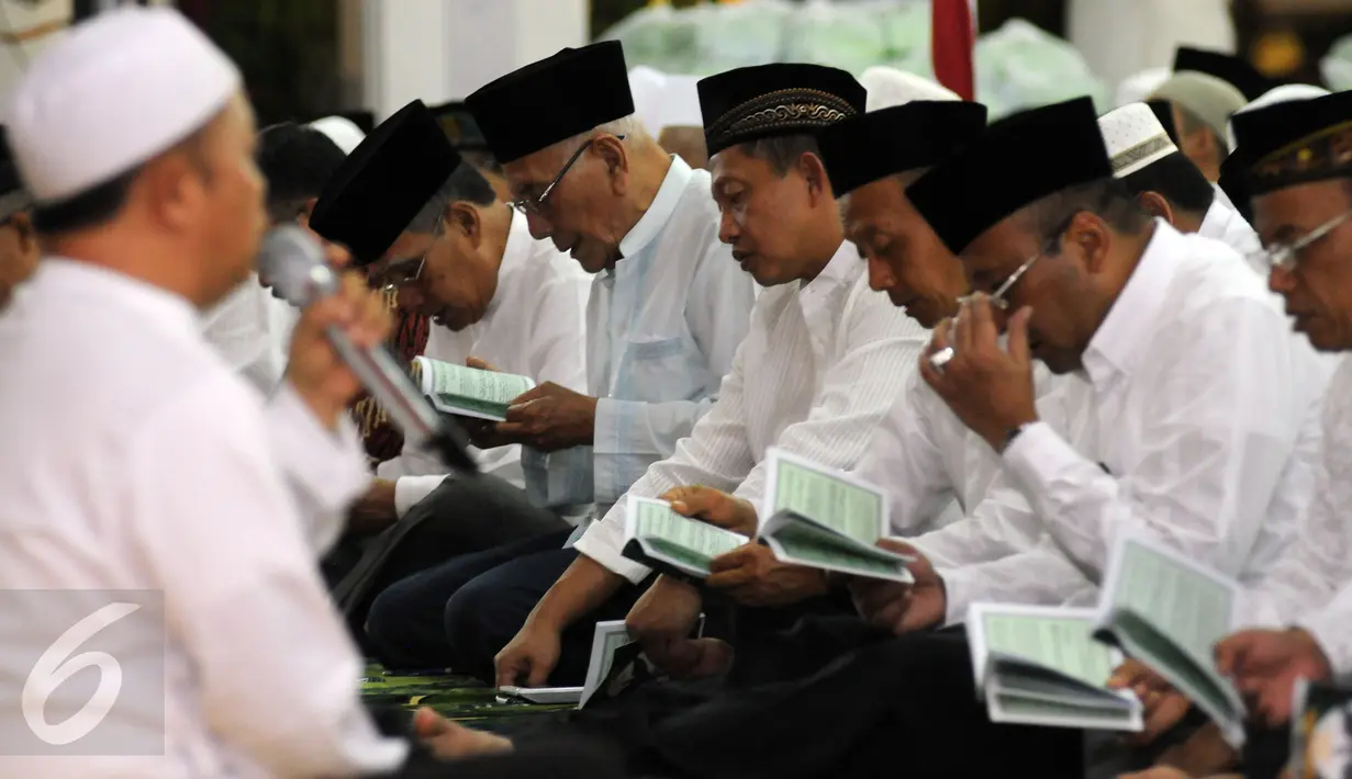 Kapolda Metro Jaya, Irjen Pol Tito Karnavian (tengah) mengikuti doa bersama KSAD Jenderal TNI Mulyono di Monumen Pancasila Sakti, Jakarta (30/9/2015). Doa bersama dalam rangka memperingati Hari Kesaktian Pancasila. (Liputan6.com/Helmi Fithriansyah)