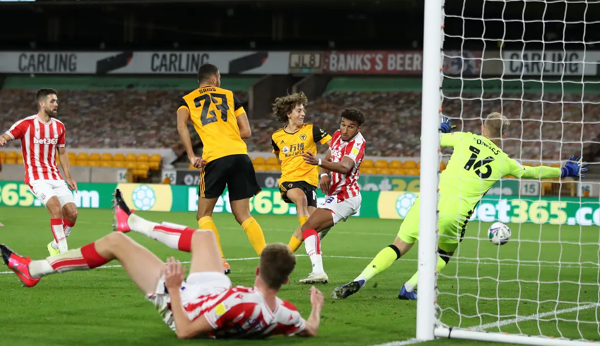 Striker Wolves, Fabio Silva, berusaha mencetak gol ke gawang Stoke City pada laga kompetisi Piala Inggris di Malineaux Stadium, Jumat (18/9/2020) dini hari WIB. Wolves kalah 0-1 oleh Stoke City. (AFP/Nick Potts/pool)
