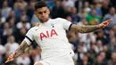 <p>Malapetaka menimpa Liverpool pada menit 25. Mereka harus bermain dengan 10 pemain setelah Curtis Jones diganjar kartu merah langsung oleh wasit akibat melakukan pelanggaran keras kepada Yves Bissouma. (AP Photo/Alberto Pezzali)</p>