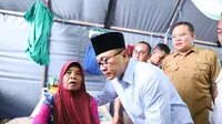 Ketua MPR RI Zulkilfli Hasan menyambangi korban gempa Lombok, Nusa Tenggara Barat (NTB) yang terbaring di tenda rawat inap RSUD Kota Mataram, Senin (27/8/2018). (Istimewa)