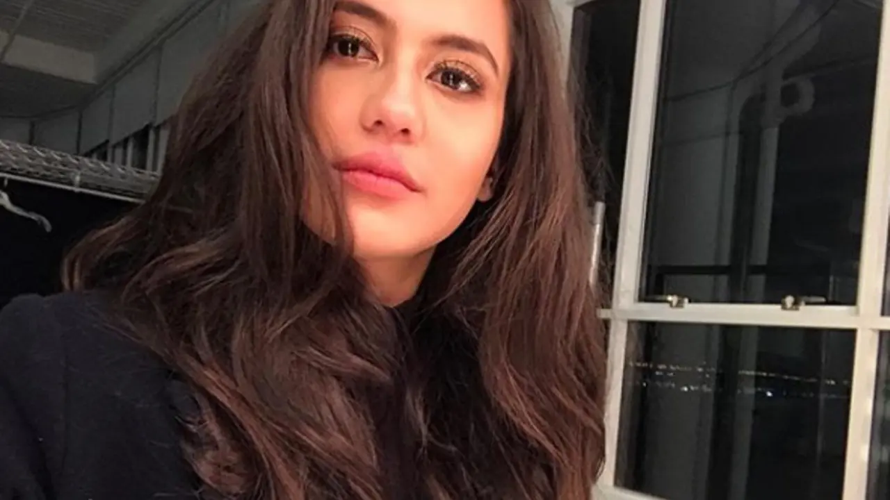 Polesan Makeup Minimalis ala Pevita Pearce yang Memukau Bikin Wajah Fresh