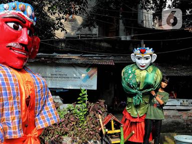 Aktivitas pengamen ondel-ondel di salah satu permukiman warga di Jakarta, Jumat (30/5/2025). (Liputan6.com/Angga Yuniar)