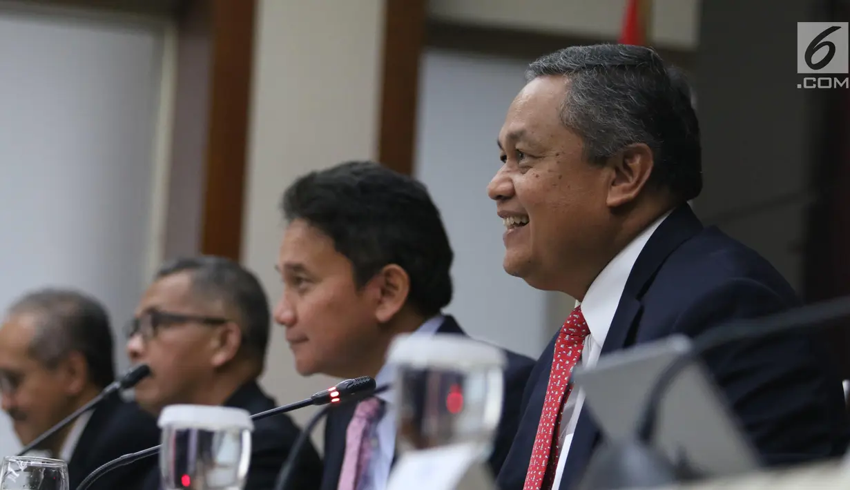 Gubernur BI Perry Warjiyo memberikan penjelasan kepada wartawan di Jakarta, Kamis (20/6/2019). RDG Bank Indonesia 19-20 Juni 2019 memutuskan untuk mempertahankan BI7DRR sebesar 6,00%, suku bunga Deposit Facility sebesar 5,25%, dan suku bunga Lending Facility sebesar 6,75%.(Liputan6.com/Angga Yuniar)