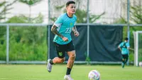 Winger asing Gali Freitas mengikuti latihan perdana bersama Persebaya Surabaya. Mereka menggelar latihan di Lapangan ABC Kompleks Gelora Bung Tomo, Surabaya, Senin (23/6/2025) sore. (Aditya Wani/Bola.com)