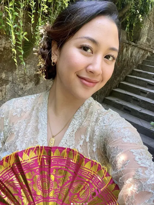 Untuk jadikan tamopilannya terlihat segar, Sherina menambahkan sedikit perona bibir berwarna natural.  [Foto: instagram/ Sherina Munaf]