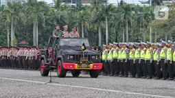 Panglima TNI Laksamana TNI Yudo Margono (kiri) dan Kapolri Jenderal Listyo Sigit Prabowo saat mengecek pasukan dalam apel Operasi Lilin 2022 di Monas, Jakarta, Kamis (22/12/2022). Operasi Lilin 2022 dilakukan dalam rangka pengamanan perayaan Natal 2022 dan Tahun Baru 2023. (Liputan6.com/Angga Yuniar)