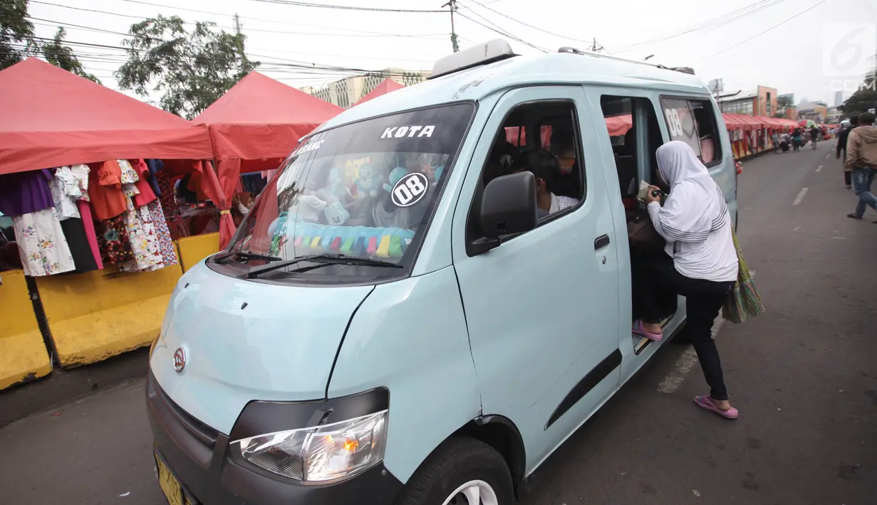Penumpang menaiki angkutan kota (angkot) Tanah Abang di Jalan Jatibaru Raya, Jakarta, Sabtu (3/2). Angkot Tanah Abang boleh melintas di jalan itu pukul 15.00 - 08.00 Wib setelah bus Tanah Abang Explorer berhenti beroperasi. (Liputan6.com/Arya Manggala)