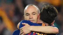 Gelandang Barcelona Andres Iniesta memeluk Lionel Messi pada momen perpisahan usai laga penutup La Liga Spanyol melawan Real Sociedad di Camp Nou, Minggu (20/5). Iniesta resmi meninggalkan Barcelona setelah 22 tahun berkarier di sana (AFP/LLUIS GENE)