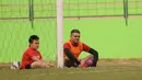 Cristian Gonzales ditemani anaknya Fernando Gonzales saat berlatih bersama Arema Cronus di Stadion Gajayana, Malang, Jumat (30/10/2015). (Bola.com/Kevin Setiawan)