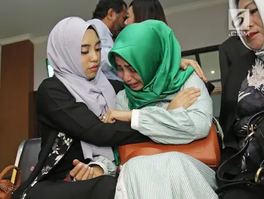 Putri pengacara Sunan Kalijaga, Salmafina berusaha menenangkan ibunya yang menangis saat sidang cerai perdana di Pengadilan Jakarta Barat, Rabu (24/01). Salmafina menjalani proses sidang cerai perdana dengan Taqy Malik. (Liputan6.com/Herman Zakharia)