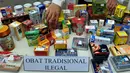 868 item obat, suplemen serta kosmetik palsu dan ilegal yang dimusnahkan BPOM merupakan hasil dari operasi Pangea VII yang dilakukan pada 13-20 Mei 2014 di 15 wilayah, Senin (26/5/14). (Liputan6.com/Johan Tallo)