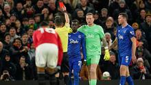 Idrissa Gueye menerima kartu merah dalam laga Premier League antara Manchester United vs Everton di Old Trafford, 25 November 2025. (AP Photo/Dave Thompson)