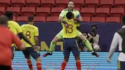 Kiper timnas Kolombia, David Ospina berselebrasi bersama rekan setimnya Yerry Mina (13) seusai mengalahkan Uruguay dalam laga perempat final Copa America 2021 di Stadion Nacional de Brasilia, Brasil, Minggu (4/7/2021) pagi WIB. Kolombia menang adu penalti 4-2 (0-0). (AP Photo/Bruna Prado)