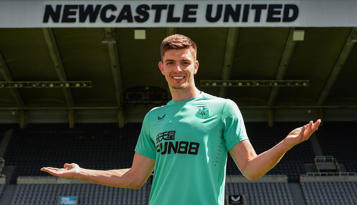 Nick Pope. Kiper Inggris berusia 30 tahun ini baru saja didatangkan Newcastle United dari Burnley yang harus terdegradasi ke Championship pada bursa transfer musim panas 2022/2023. Ia diikat kontrak The Magpies hingga Juni 2026 dengan nilai transfer 11,5 juta euro atau setara Rp175 miliar. Selama 6 musim membela Burnley ia total tampil dalam 155 laga di semua ajang dengan torehan 53 kali clean sheet dan kebobolan 186 gol. (nufc.co.uk)
