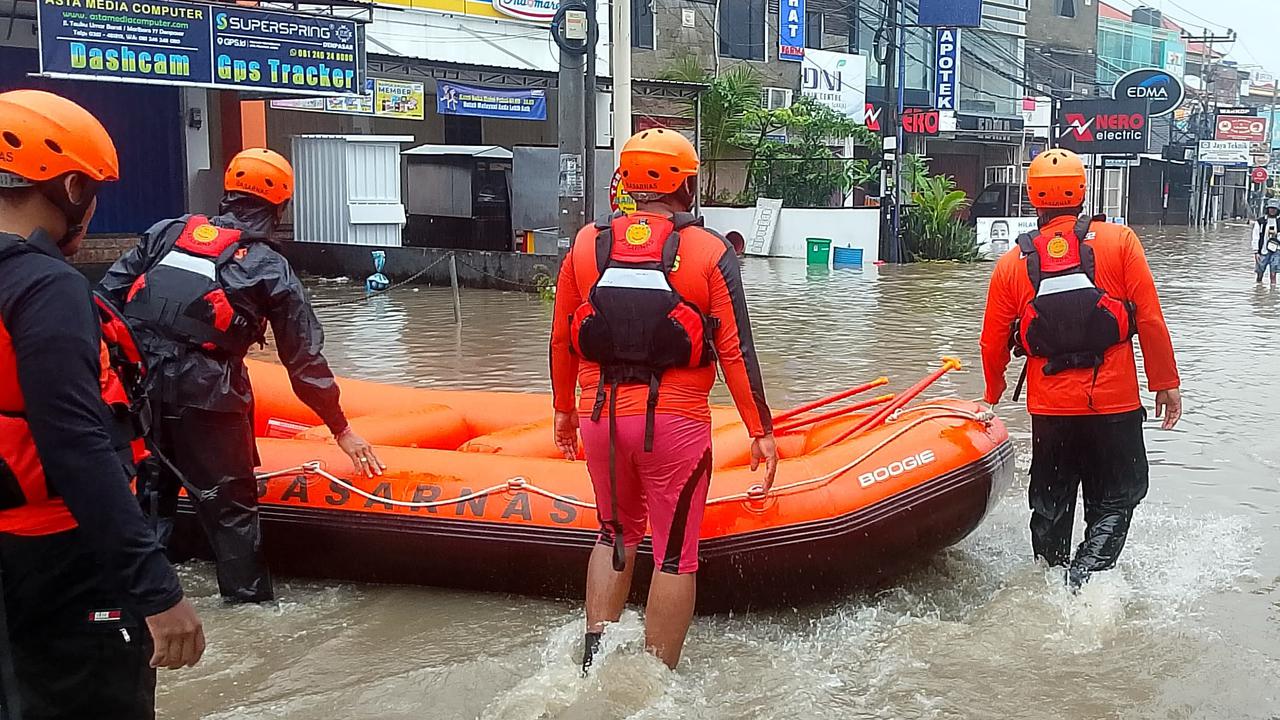 Momen Dramatis Evakuasi Balita dan Lansia Terjebak Banjir di Denpasar