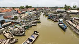 Deretan kapal nelayan bersandar di Desa Ketapang, Mauk, Kabupaten Tangerang (21/01/2022). Gerbang Mapan di wilayah Utara Kabupaten Tangerang, yang mencakup 5 desa pesisir di 5 Kecamatan dilaksanakan sejak tahun 2015 bertujuan untuk pemulihan ekomoni masyarakat pesisir. (Liputan6.com/Fery Pradolo)