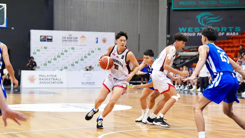 Pemain timnas Indonesia U-18 basket Cliffton Wijaya beraksi di Malaysia