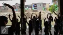 Anak-anak Ciliwung tampak antusias mengikuti latihan menari balet di Bantaran Kali Ciliwung, Jakarta, Sabtu (29/8/2015). Pelatihan ini adalah kerjasama antara Kedubes Australia dengan Yayasan Bina Ballet Indonesia. (Liputan6.com/Faizal Fanani)