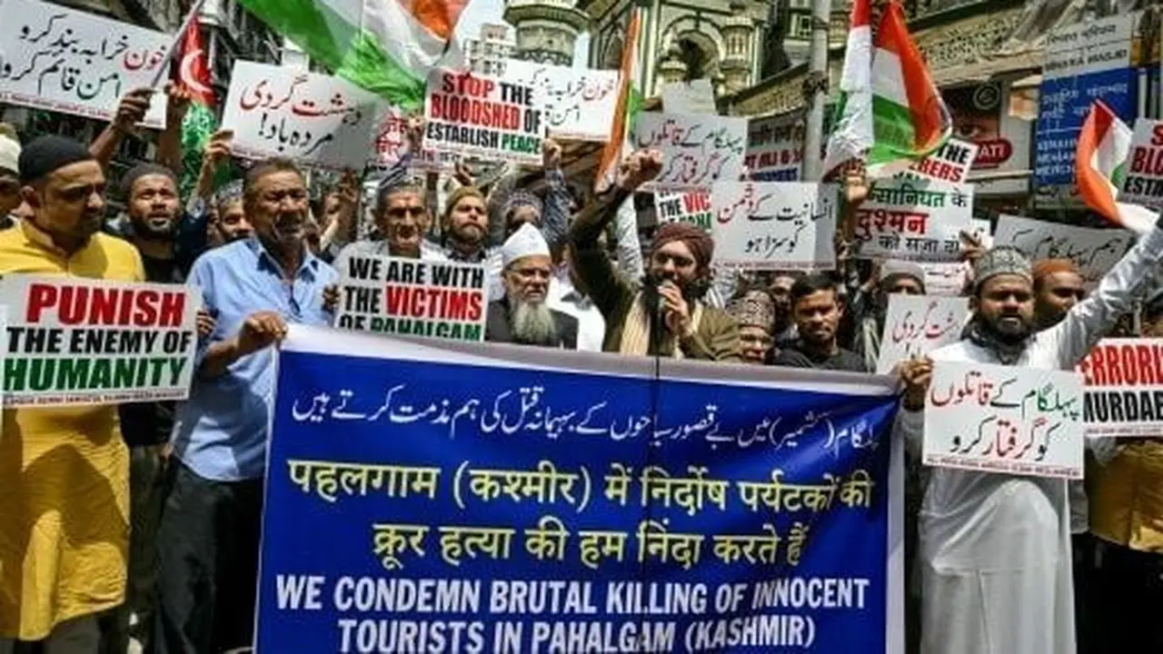 Para pengunjuk rasa di Mumbai, India mengutuk serangan Pahalgam, yang terburuk terhadap warga sipil di Kashmir yang mayoritas Muslim selama seperempat abad. (Indranil Mukherjee,/AFP)